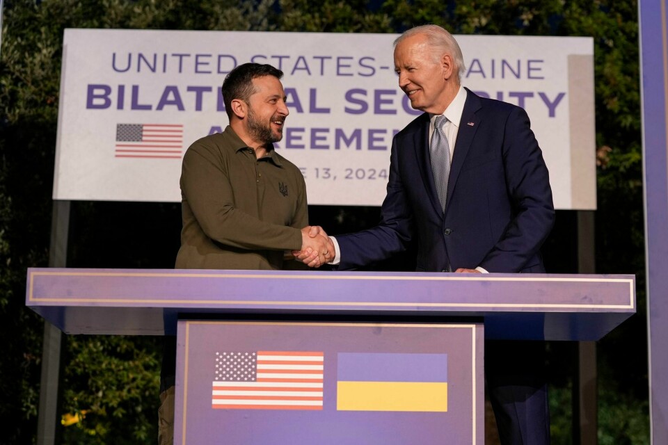 Volodymyr Zelenskyj og Joe Biden signerte en sikkerhetsavtale mellom USA og Ukraina da de møttes på G7-toppmøtet i Italia. Avtalen anerkjenner Ukrainas ambisjoner om et fremtidig Nato-medlemskap. Volodymyr Zelenskyj og Joe Biden signerte en sikkerhetsavtale mellom USA og Ukraina da de møttes på G7-toppmøtet i Italia. Avtalen anerkjenner Ukrainas ambisjoner om et fremtidig Nato-medlemskap.