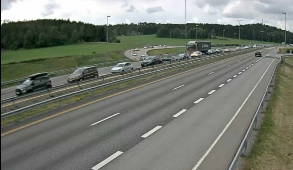 Det er fredag ettermiddag flere kilometer lang kø på E6 i sørgående retning sør i Sarpsborg kommune i Østfold. Her er køen ved Ingedal i Skjerberg. Det er fredag ettermiddag flere kilometer lang kø på E6 i sørgående retning sør i Sarpsborg kommune i Østfold. Her er køen ved Ingedal i Skjeberg. Foto: Statens vegvesen / NTB