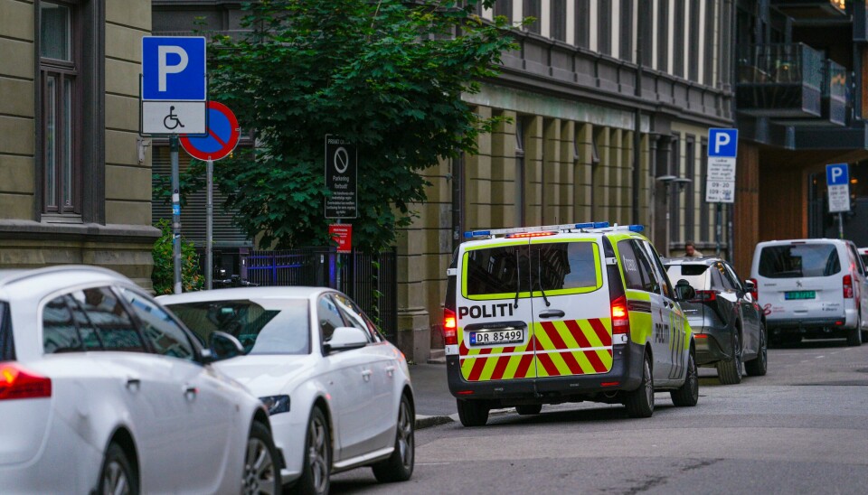 En mann i 20-årene ble fredag kveld knivstukket på Grønland i Oslo. Politiet leter etter to navngitte menn, men de var ikke pågrepet tidlig lørdag morgen. Politiet har patruljer rundt på Grønland, hvor en mann er knivstukket. Det drives aktivt søk etter to personer som var involvert i hendelsen. Foto: Javad Parsa / NTB