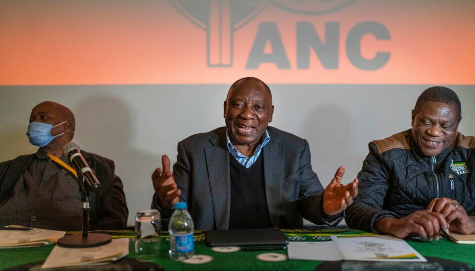 Cyril Ramaphosa fortsetter som president i Sør-Afrika. ANC er partiet til president Cyril Ramaphosa (midten) og trenger støtte fra andre partier for å kunne danne ny regjering og gjenvelge Ramaphosa som statsoverhode etter at partiet mistet flertallet i nasjonalforsamlingen for første gang siden 1994. Foto: Jerome Delay / AP / NTB