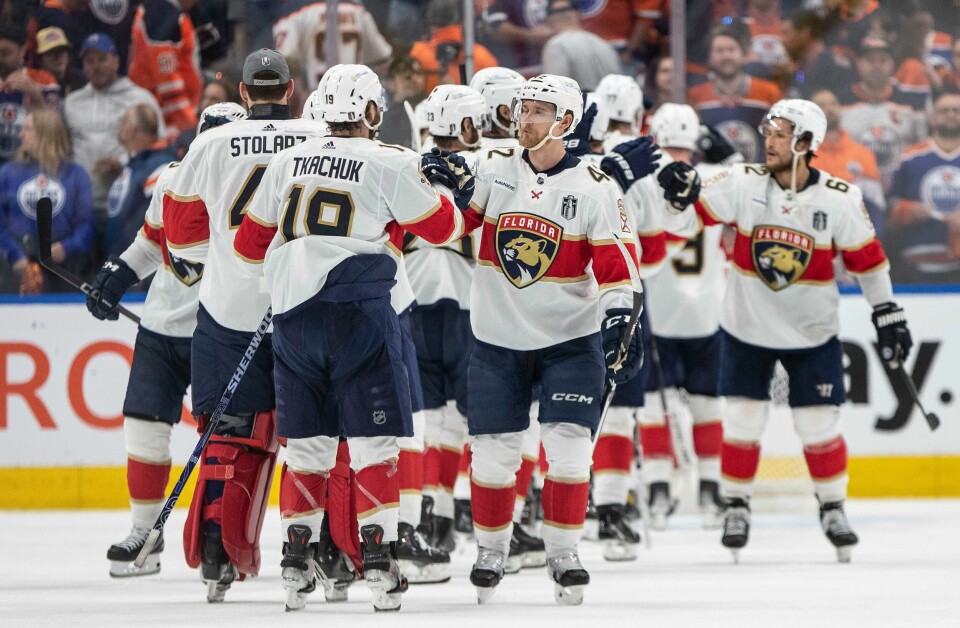 Florida Panthers-spillerne jubler for scoring mot Edmonton Oilers i den tredje finalekampen i Stanley Cup. Florida Panthers-spillerne jubler for scoring mot Edmonton Oilers i den tredje finalekampen i Stanley Cup. Foto: Jason Franson / The Canadian Press / AP / NTB