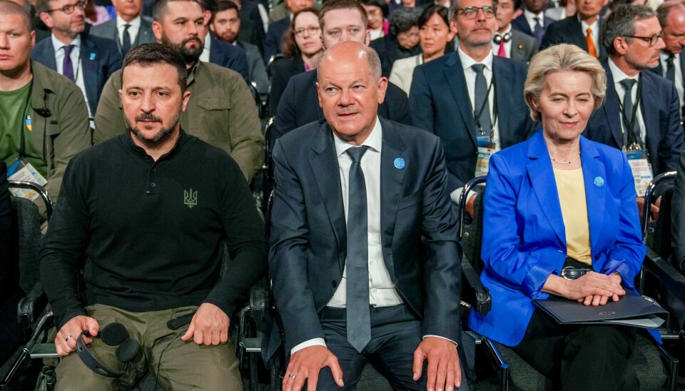 Ukrainas president Volodymyr Zelenskyj (til venstre) venter i spenning på å få landet inn i EU-fellesskapet. Bildet er fra en gjenoppbyggingskonferanse for Ukraina og som ble holdt i Berlin tidligere i uken, med Tysklands statsminister Olaf Scholz til høyre for Zelenskyj og EU-kommisjonens leder Ursula von der Leyen. Foto: Ebrahim Noroozi / AP / NTB Ukrainas president Volodymyr Zelenskyj (til venstre) venter i spenning på å få landet inn i EU-fellesskapet. Bildet er fra en gjenoppbyggingskonferanse for Ukraina og som ble holdt i Berlin tidligere i uken, med Tysklands statsminister Olaf Scholz til høyre for Zelenskyj og EU-kommisjonens leder Ursula von der Leyen. Foto: Ebrahim Noroozi / AP / NTB