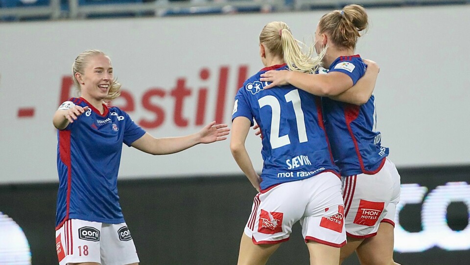 Thea Bjelde og Karina Sævik scoret to av målene da Vålerenga tok seg oppskriftsmessig videre i cupen Thea Bjelde jubler sammen med Karina Sævik og Olaug Tvedten etter sistnevntes 1-0-scoring mot Celtic lørdag.
