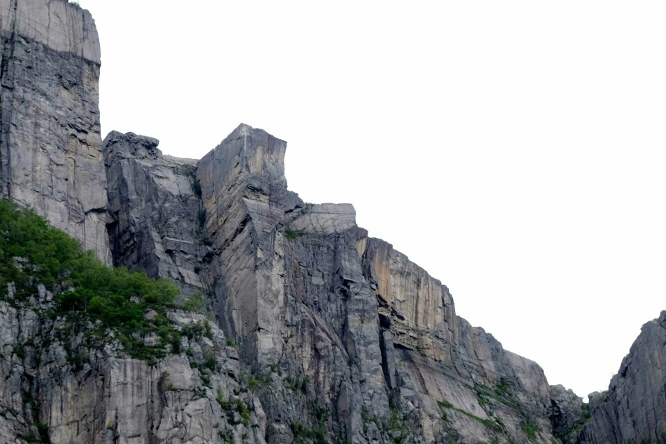 Preikestolen sett fra Lysefjorden. Ryfylke, Rogaland 20150731.Fjellplatået Preikestolen i Ryfylke i Rogaland er et populært turistmål. Omlag 275 000 turister vil ha tatt seg opp til verdensattraksjonen når sesongen er over. Det er en økning på 10 % fra 2014. Her er Preikestolen sett fra Lysefjorden.Foto: Håkon Mosvold Larsen / NTB
