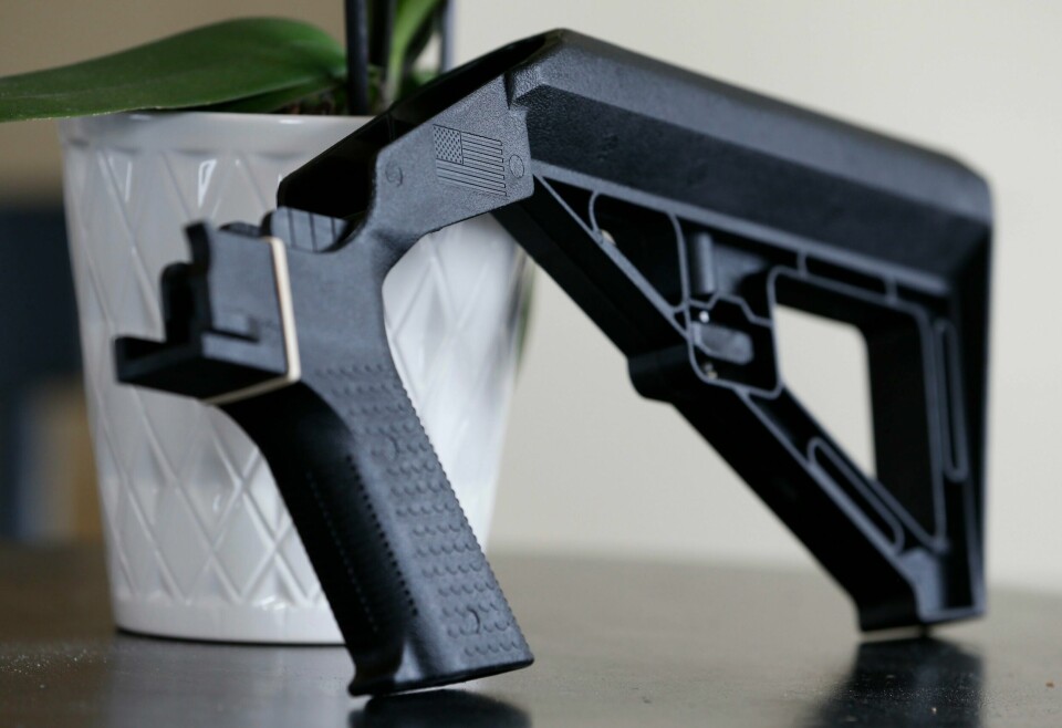 Høyesterett i Washington opphever et forbud mot såkalte bump stocks, som gjør halvautomatiske våpen til automatvåpen. Høyesterett i Washington opphever et forbud mot såkalte bump stocks, som gjør halvautomatiske våpen til automatvåpen. Foto: Steve Helber / AP / NTB