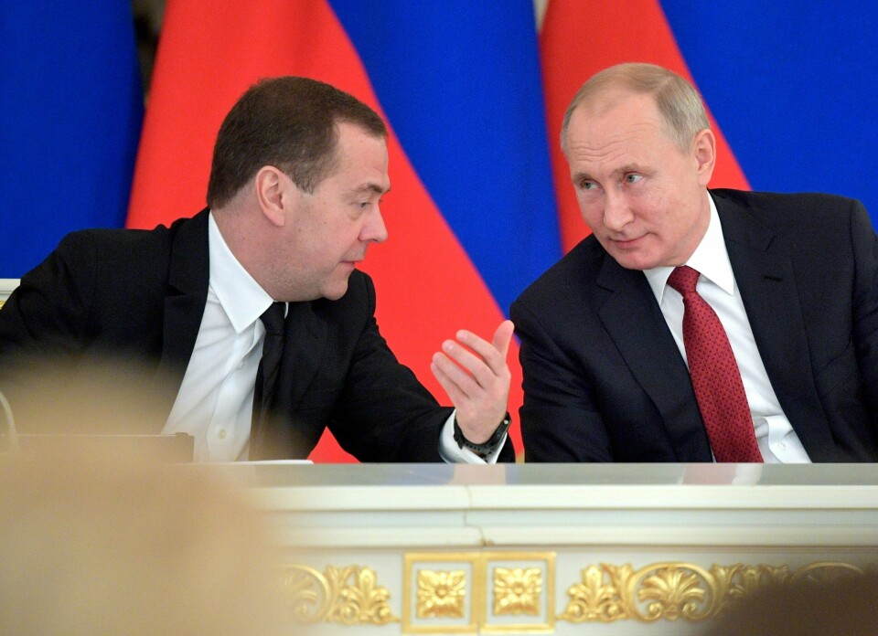 Dmitrij Medvedev avbildet med Russlands president Vladimir Putin under et møte i 2018. Russian President Vladimir Putin, right, listens to Prime Minister Dmitry Medvedev during a State Council meeting on the development of volunteering and socially oriented NGOs, at the Moscow's Kremlin, Russia, Thursday, Dec. 27, 2018. (Alexei Druzhinin, Sputnik, Kremlin Pool Photo via AP)