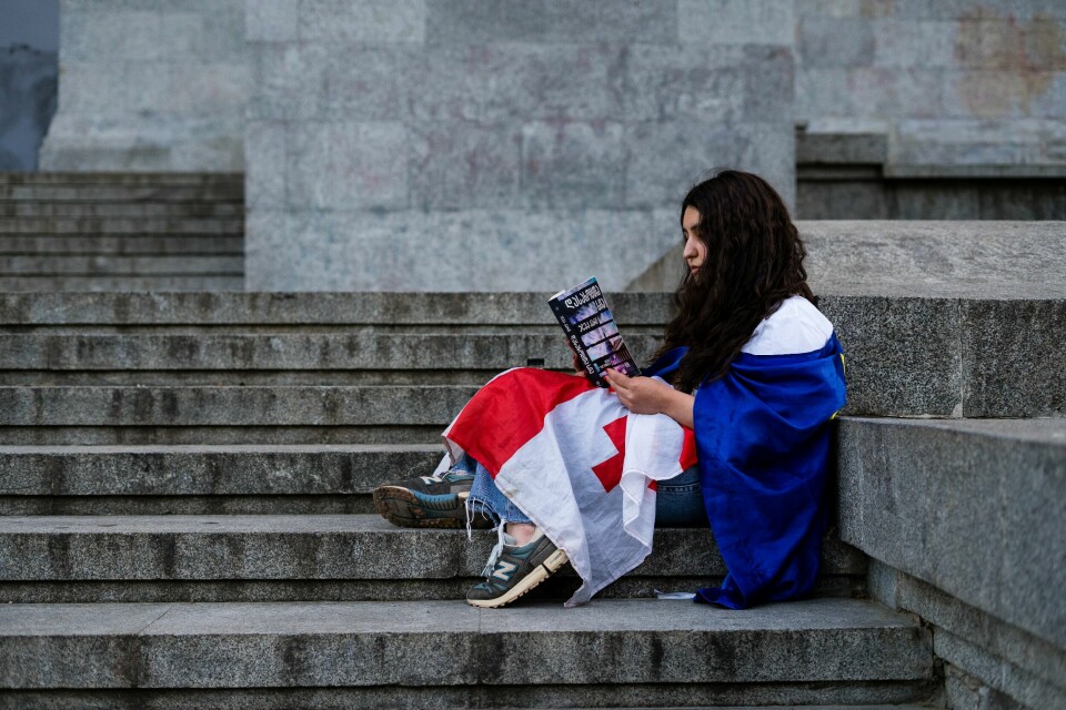 27 år gamle Eka har møtt opp foran parlamentet omtrent hver dag de siste to månedene. Nå handler det om å slite ut politiet, sier hun. Eka Tabatadze har både EU og det georgiske flagget med seg.