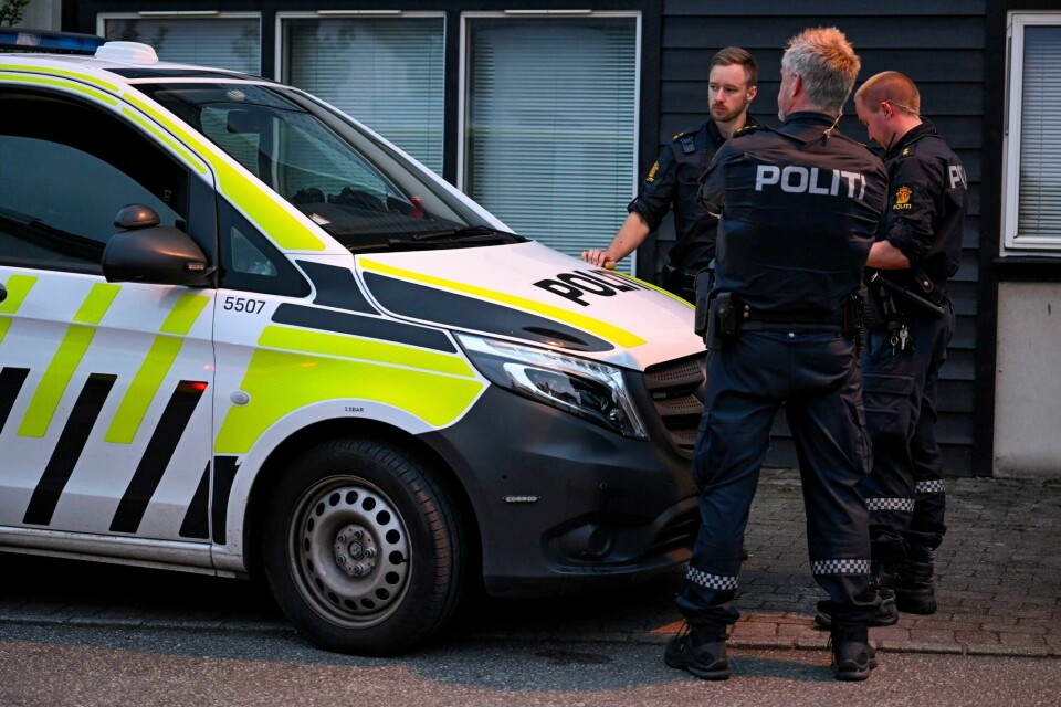 Politiet utenfor boligen i Stavanger der de to kvinnene ble funnet. Politiet utenfor boligen der de ble funnet i Stavanger.