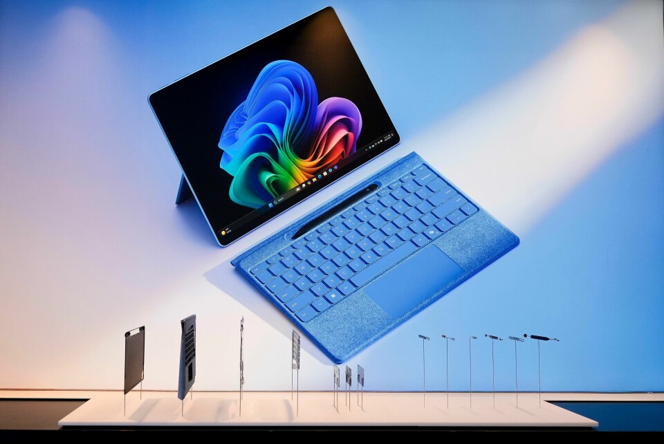 En av Microsofts Surface Pro PC-er på utstilling under lanseringen av Copilot-systemet i mai. Selskapet utsetter lanseringen av KI-funksjonen Recall. En av Microsofts Surface Pro PC-er på utstilling under lanseringen av Copilot-systemet i mai. Selskapet utsetter lanseringen av KI-funksjonen Recall. Foto: Lindsey Wasson / AP / NTB