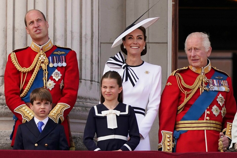 Prinsesse Kate på balkongen på Buckingham Palace sammen med ektemannen prins William, barna Louis og Charlotte og kong Charles. Prinsesse Kate på balkongen på Buckingham Palace sammen med ektemannen prins William, barna Louis og Charlotte og kong Charles.