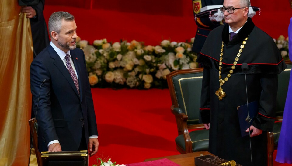Slovakias Peter Pellegrini avlegger presidenteden foran Ivan Fiacan, lederen for forfatningsdomstolen, i filharmoniens bygning lørdag. Slovakias Peter Pellegrini avlegger presidenteden foran Ivan Fiacan, lederen for forfatningsdomstolen, i filharmoniens bygning lørdag. Foto: Jaroslav Novak/TASR via AP / NTB