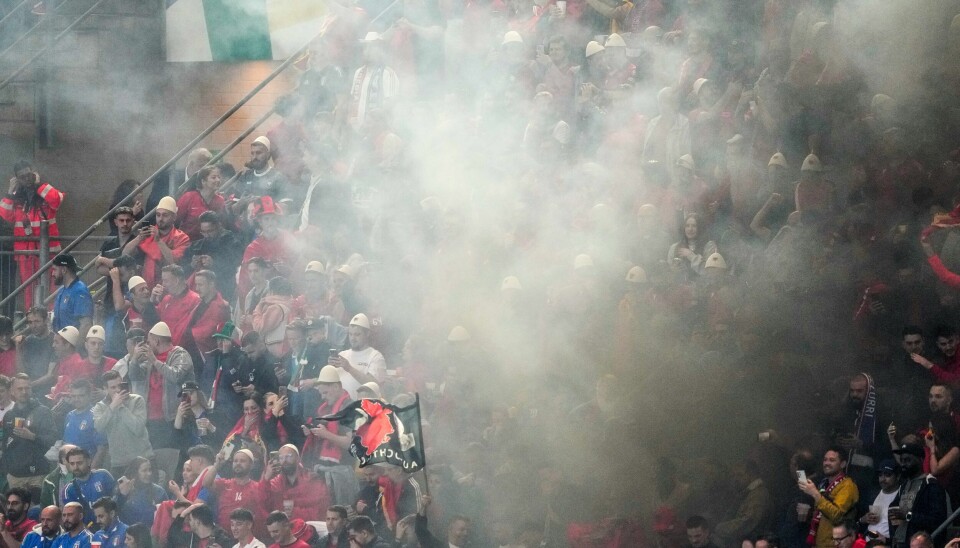 Tribunen ble røyklagt under Albanias EM-kamp mot Italia i Dortmund. Tribunen ble røyklagt under Albanias EM-kamp mot Italia i Dortmund. Foto: Andreea Alexandru, AP / NTB