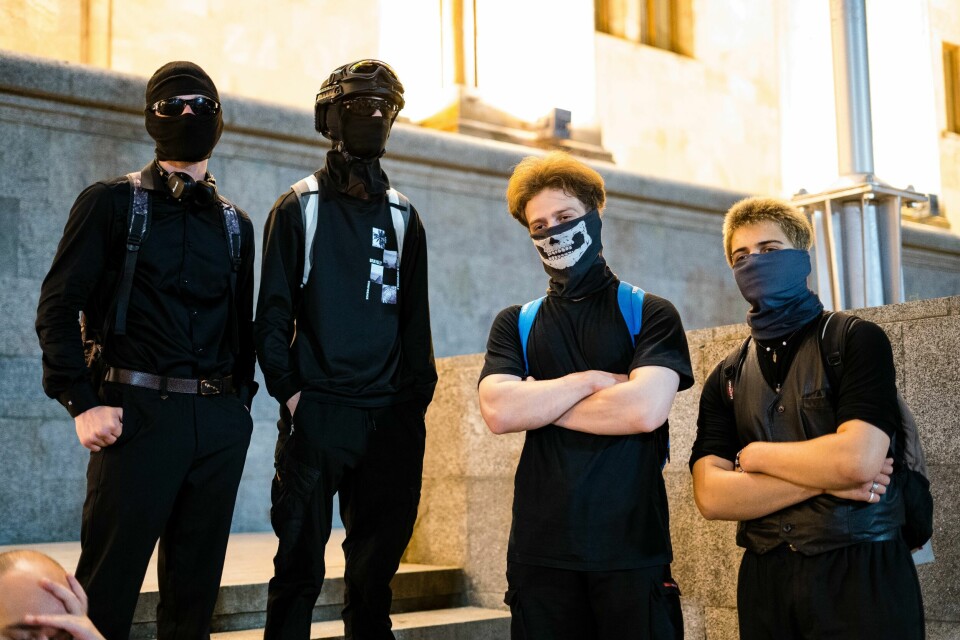 Gruppen på fire maskerte menn kaller seg «F3»- Fight for freedom Gruppen på fire maskerte menn kaller seg 'F3'- Fight for freedom