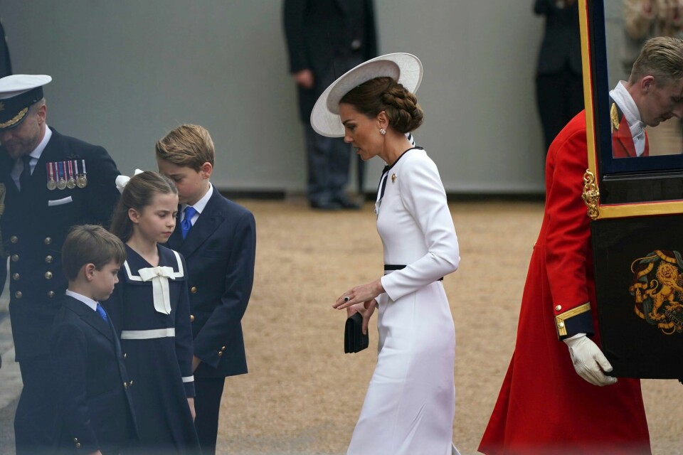 Prinsesse Kate da hun og barna gjorde seg klare for paraden Trooping the Colour i London. Prinsesse Kate da hun og barna gjorde seg klare for paraden Trooping the Colour i London.