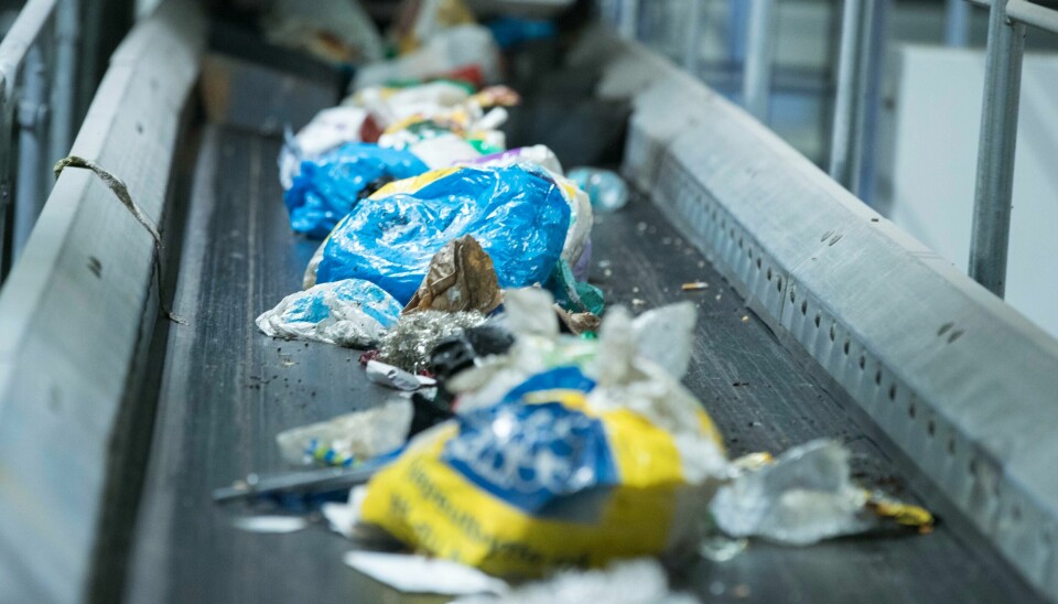 Nordmenn kastet i snitt 375 kilo avfall hjemme og på gjenvinningsstasjon i 2023. Her fra Haraldrud gjenbruksstasjon på Brobekk i Oslo. Internasjonale eksperter har gransket Norges plasthåndtering. Foto: Terje Pedersen / NTB