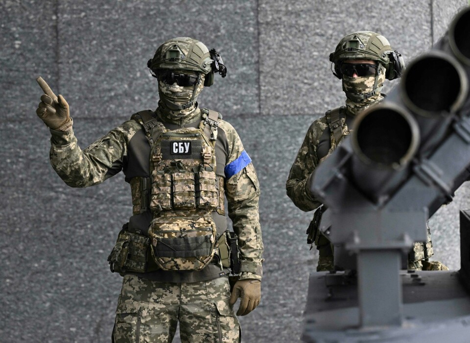 Russland gikk til fullskala invasjon av Ukraina i februar 2022. Her er ukrainske soldater avbildet. Servicemen of the Security Service of Ukraine stand next to a marine drone 'SeaBaby' equipped with multiple launch rocket system on display during the UNITED24 fundraising platform anniversary summit in Kyiv on May 23, 2024, amid the Russian invasion of Ukraine. (Photo by Genya SAVILOV / AFP)