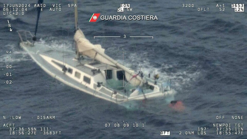 Elleve personer omkom og flere titalls er savnet etter at to båter forliste utenfor kysten av Italia. 60 personer er meldt savnet, og 26 av disse er barn. Elleve personer omkom og flere titalls er savnet etter at to båter forliste utenfor kysten av Italia. 60 personer er meldt savnet, og 26 av disse er barn. Foto: Den italienske kystvakten / AP / NTB