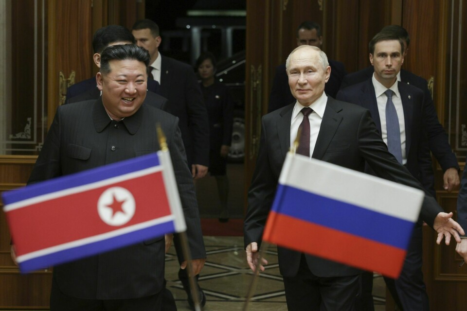 Tonen så ut til å være god da president Vladimir Putin møtte Nord-Koreas leder Kim Jong-un i Pyongyang. Det er Putins første besøk til landet på 24 år. Tonen så ut til å være god da president Vladimir Putin møtte Nord-Koreas leder Kim Jong-un i Pyongyang. Det er Putins første besøk til landet på 24 år.