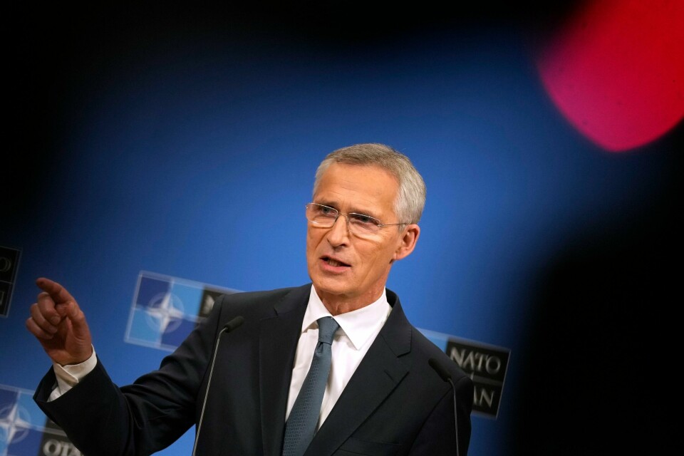 Nato-sjef Jens Stoltenberg sier landene i alliansen snakker sammen om å sette atomvåpen i beredskap. Nato-sjef Jens Stoltenberg avviser det siste fredsforslaget fra Russland. Foto: AP / NTB