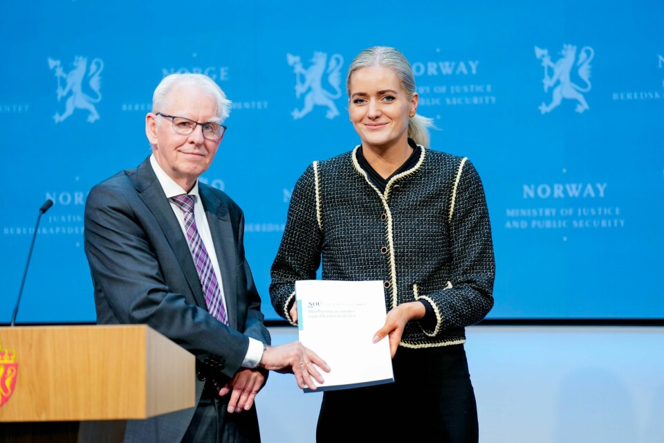 Justis- og beredskapsminister Emilie Enger Mehl mottok tirsdag utredning fra Rushåndhevingsutvalget. Tidligere lagmann Hans-Petter Jahre har ledet arbeidet med utredningen. Foto: Fredrik Varfjell / NTB Justis- og beredskapsminister Emilie Enger Mehl mottok tirsdag utredning fra Rushåndhevingsutvalget. Tidligere lagmann Hans-Petter Jahre har ledet arbeidet med utredningen. Foto: Fredrik Varfjell / NTB