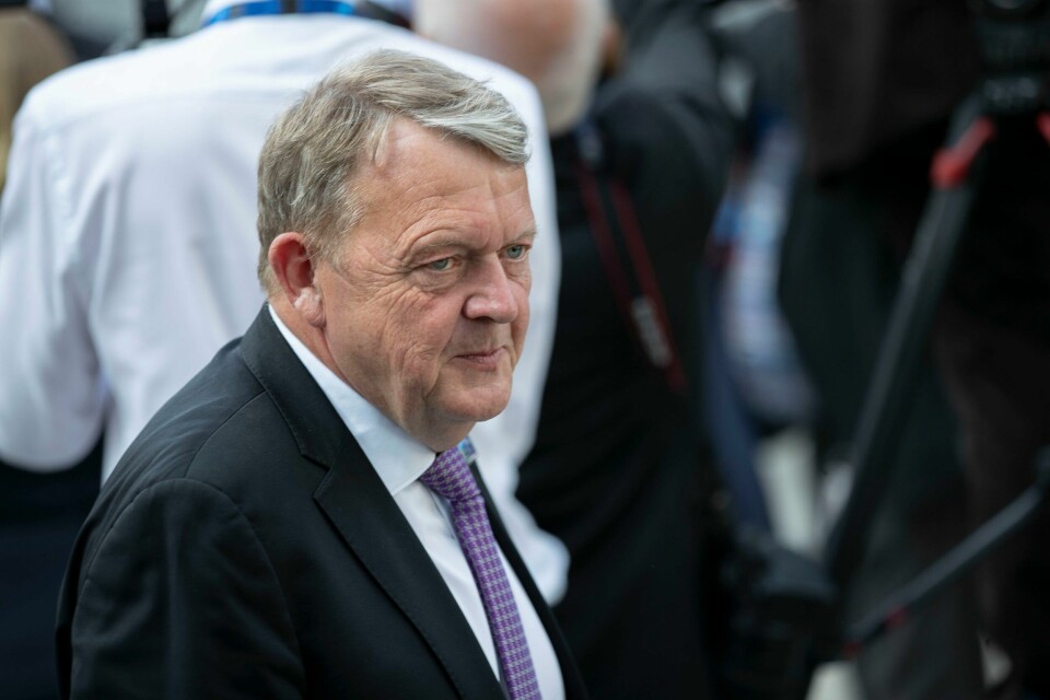 Danmarks utenriksminister Lars Løkke Rasmussen sier at «allierte og likesinnede» land vurderer tiltak for å sikre skipsfarten i Rødehavet, og at Danmark konkret vurderer hvordan landet kan bidra. Danmarks utenriksminister Lars Løkke Rasmussen presenterte tirsdag nye donasjoner til Ukraina under et møte i utenrikskomiteen i Folketinget. Foto: Hanna Johre / NTB