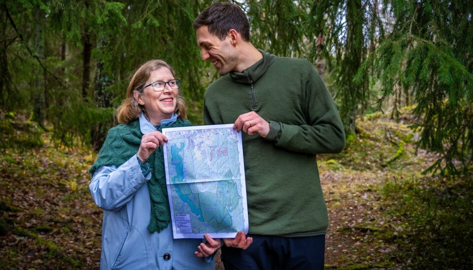 – Det er positivt at man allerede nå prøver å restaurere naturen i nasjonalparken, sier Helga Gunnarsdóttir, leder i Østmarkas Venner, her med klima- og miljøminister Andreas Bjelland Eriksen (Ap), da vedtaket om nasjonalpark i Østmarka ble markert i fjor. – Det er positivt at man allerede nå prøver å restaurere naturen i nasjonalparken, sier Helga Gunnarsdóttir, leder i Østmarkas Venner, her med klima- og miljøminister Andreas Bjelland Eriksen (Ap), da vedtaket om nasjonalpark i Østmarka ble markert i fjor.