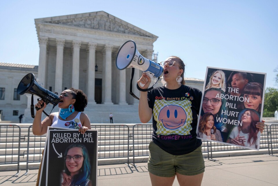 Abortmotstandere demonstrerer utenfor Høyesterett 13. juni i Washington. USAs øverste domstol avviste da et søksmål fra abortmotstandere om å begrense tilgangen til abortlegemiddelet mifepriston. Pillen ble brukt i nesten to tredeler av alle selvbestemte aborter i USA i fjor. Dette er høyesteretts første kjennelse om abort siden de ni dommerne fjernet den føderale retten til fri abort for to år siden, noe som har skapt stor uro og splid i USA. Abortmotstandere demonstrerer utenfor Høyesterett 13. juni i Washington. USAs øverste domstol avviste da et søksmål fra abortmotstandere om å begrense tilgangen til abortlegemiddelet mifepriston. Pillen ble brukt i nesten to tredeler av alle selvbestemte aborter i USA i fjor. Dette er høyesteretts første kjennelse om abort siden de ni dommerne fjernet den føderale retten til fri abort for to år siden, noe som har skapt stor uro og splid i USA. Foto: Mark Schiefelbein /AP / NTB