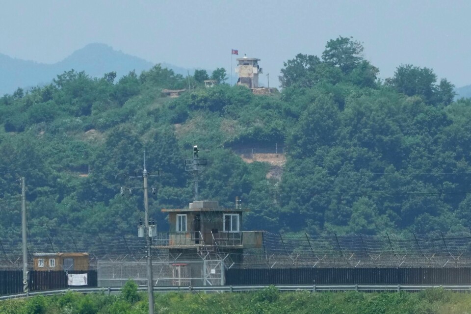 En nordkoreansk militær grensepost (øverst) og en sørkoreansk militær grensepost i forgrunnen sett fra Paju nær grensen i Sør-Korea tirsdag. Ifølge sørkoreanske myndigheter krysset soldater fra Nord-Korea grenselinjen mellom de to landene for andre gang denne måneden. A North Korean military guard post, top, and a South Korean post, bottom, are seen from Paju, South Korea, near the border with North Korea, Tuesday, June 18, 2024. South Korean soldiers fired warning shots to repel North Korean soldiers who temporarily crossed the rivals' land border Tuesday for the second time this month, South Korea's military said. (AP Photo/Ahn Young-joon)