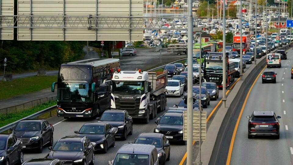 Nå skal lastebilene få bruke bussfeltet for å kutte køene rundt Oslo. Sandvika 20220921. Det var lange køer på E-18 etter at en mann ble skutt av politiet ved Bygdøylokket etter å ha truet bilister med kniv.Foto: Ørn E. Borgen / NTB