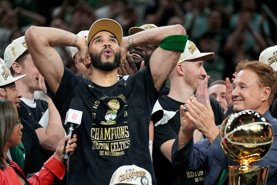 Boston Celtics' Jayson Tatum, feirer med Celtics deleier Stephen Pagliuca (til høyre). Tatum ble mestscorende i den avgjørende finalekampen. Boston Celtics' Jayson Tatum, feirer med Celtics deleier Stephen Pagliuca (til høyre). Tatum ble mestscorende i den avgjørende finalekampen Foto: Charles Krupa / AP / NBA.