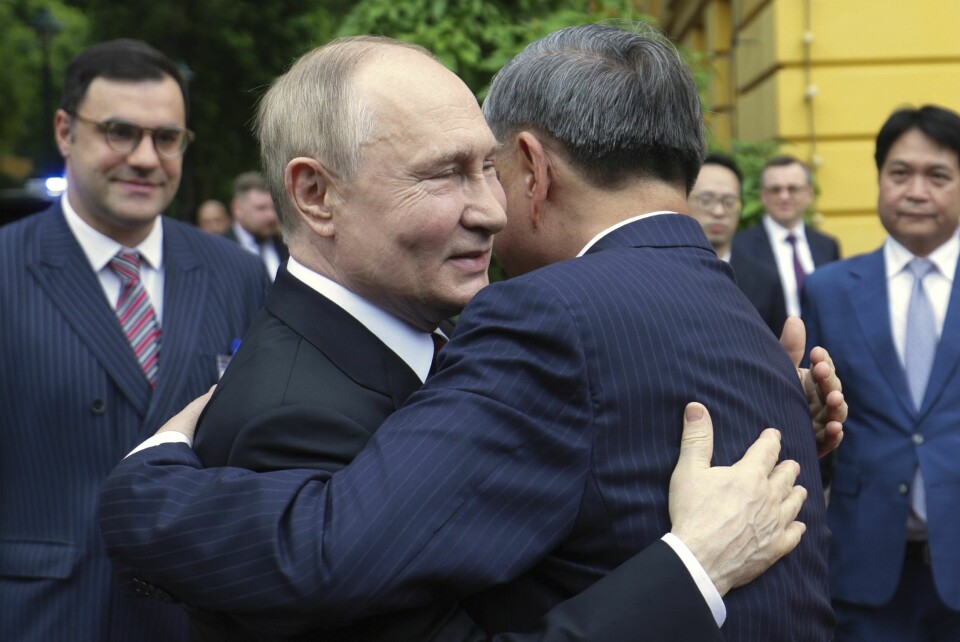 Den russiske og vietnamesiske presidenten omfavnet hverandre på mottakelsesseremonien for Putin torsdag. Den russiske og vietnamesiske presidenten omfavnet hverandre på mottakelsesseremonien for Putin torsdag. Foto: Gavriil Grigorov / AP / NTB