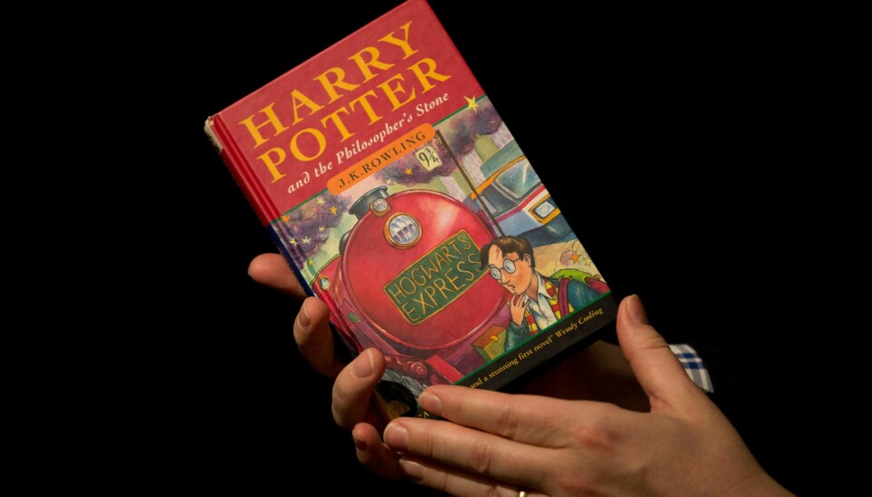 Illustrasjonsfoto. Sotheby's director of the department of printed books and manuscripts Dr Philip Errington poses for photographers with a first edition copy of the first Harry Potter book 'Harry Potter and the Philosopher's Stone' containing annotations and illustrations by author J.K. Rowling, during a photocall organized for the media at the auction house's premises in London, Monday, May 20, 2013. The book will be offered for sale as part of the 'First Editions, Second Thoughts' auction on May 21, for which there are no price estimates available in advance as it is a charity sale. (AP Photo/Matt Dunham)