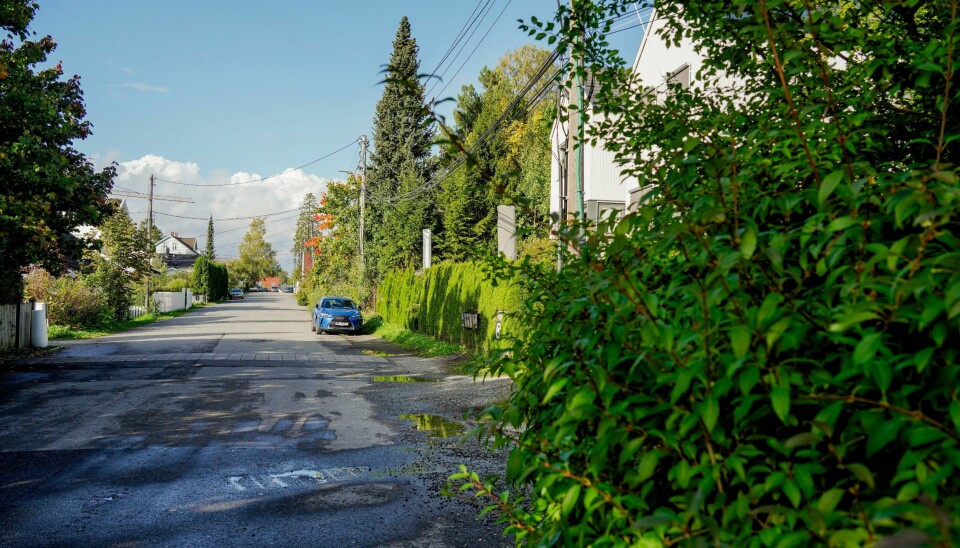 To personer er tiltalt etter skyting mot en tomannsbolig på Nordstrand i Oslo i september. Ingen ble skadd da det tirsdag kveld ble skutt mot et hus og en bil i denne gaten på Nordstrand i Oslo. Foto: Ole Berg-Rusten / NTB