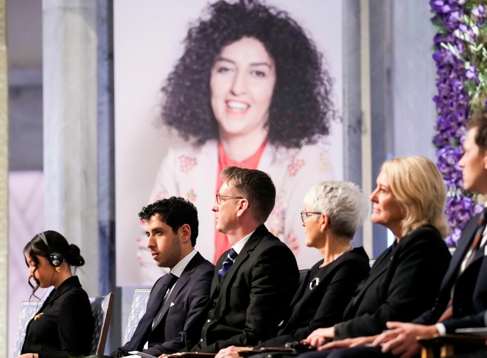 Mohammadi ble dømt til ytterligere ett års fengsel for «propaganda mot staten» denne uken. Fra før av er hun dømt til tolv år i fengsel. Et bilde av Narges Mohammedi med håret flommende utover hang over den tomme stolen. Foto: Javad Parsa / POOL / NTB