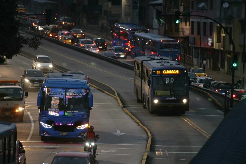 Et strømbrudd rammet Ecuador onsdag på grunn av en feil i forsyningsnettet. Two buses travel on a main road during a blackout in Quito June 19, 2024. Ecuador blacked out on June 19, due to failures in the supply network, according to Deputy Energy Minister Roberto Luque, affecting strategic services such as telecommunications and the Quito metro. (Photo by Galo Paguay / AFP)
