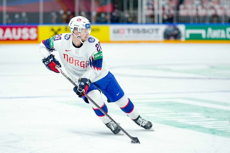Norges Emilio Pettersen i aksjon for Norge mot Latvia i ishockey-VM i Riga tidligere i år. Mathias Emilio Pettersen er tatt ut til Calgary Flames treningsleir.Foto: Fredrik Hagen, Norges Ishockeyforbund / NTB