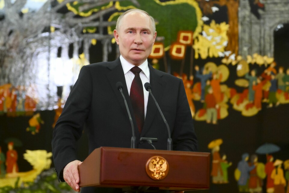 Russlands president Vladimir Putin sier at Sør-Korea begår «en stor feil» dersom de sender våpen til Ukraina. Her under et statsbesøk til Vietnam torsdag. Russlands president Vladimir Putin sier at Sør-Korea begår «en stor feil» dersom de sender våpen til Ukraina. Her under et statsbesøk til Vietnam torsdag. Foto: Kristina Kormilitsyna / Kreml / AP / NTB