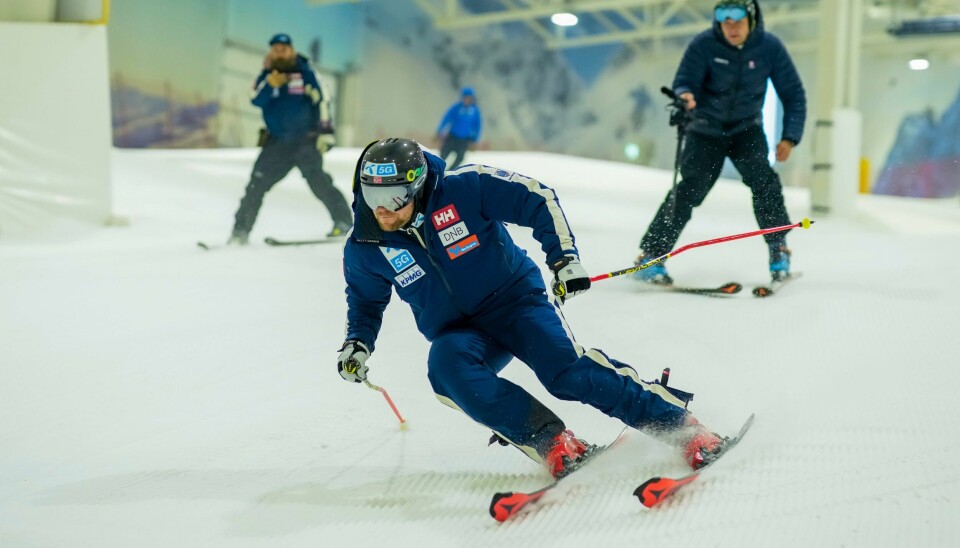 Aleksander Aamodt Kilde er tilbake på ski etter det dramatiske fallet i Wengen hvor han skadet seg stygt. Her i aksjon i innendørsanlegget på Lørenskog onsdag. Aleksander Aamodt Kilde er tilbake på ski etter det dramatiske fallet i Wengen hvor han skadet seg stygt.Foto: Cornelius Poppe / NTB