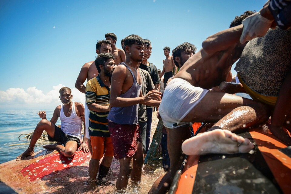 Millioner av mennesker lever i dag som flyktninger rund om kring i verden. Rohingya-flyktninger forlater skroget av den kantrede båten, som de måtte tilbringe to netter på før de ble reddet. Foto: Reza Saifullah / AP / NTB