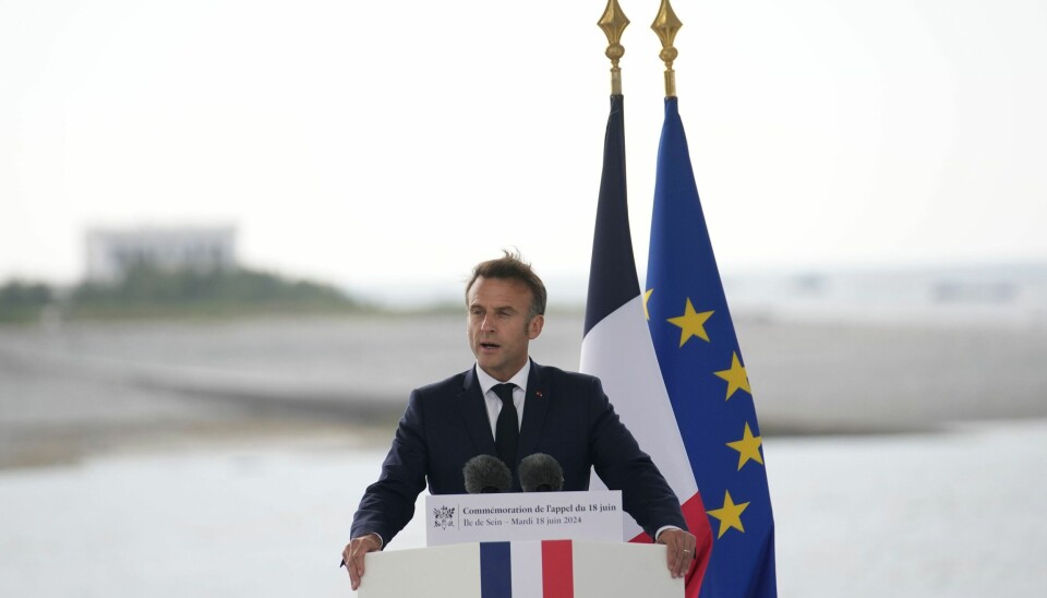 President Emmanuel Macron holder tale på en seremoni i Bretagne tirsdag. President Emmanuel Macron holder tale på en seremoni i Bretagne tirsdag. Foto. Christophe Ena / AP / NTB