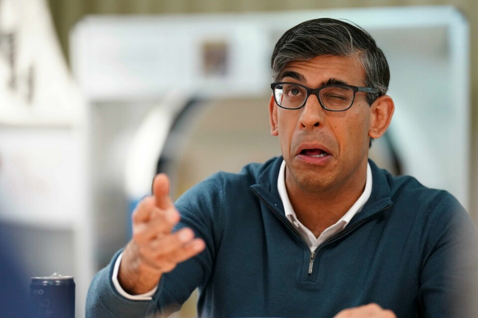 Rishi Sunaks valgkampsjef Tony Lee etterforskes etter anklager om at han skal ha gamblet på valgdatoen. Statsminister Rishi Sunak og hans konservative parti ligger an til et solid valgnederlag i det kommende parlamentsvalget, ifølge meningsmålinger. Foto: James Manning / PA via AP / NTB
