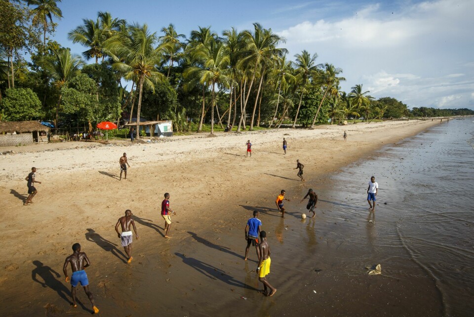 Barneekteskap forbys i den vestafrikanske nasjonen Sierra Leone. Det vil også bli straffbart å inngå ekteskap med noen under 18 år. Bildet viser en badestrand i nærheten av landets hovedstad, Freetown. Barneekteskap forbys i den vestafrikanske nasjonen Sierra Leone. Det vil også bli straffbart å inngå ekteskap med noen under 18 år. Bildet viser en badestrand i nærheten av landets hovedstad, Freetown. Foto: Heiko Junge / NTB