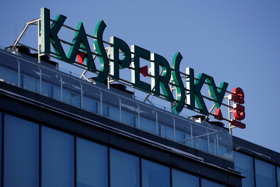 Et skilt med logoen til Kaspersky Lab over selskapets hovedkontor i Moskva. Flere medlemmer av selskapets ledelse er nå sanksjonert av amerikanske myndigheter. Antivirusprogramleverandøren Kaspersky Labs hovedkvarter i Moskva. USAs handelsdepartement sier at selskapet ikke lenger får selge sine produkter i USA. Foto: Pavel Golovkin / AP / NTB
