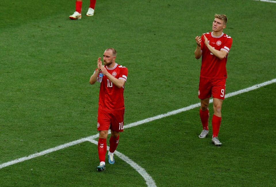 United-spillerne Christian Eriksen (t.v.) og Rasmus Højlund skjønte at supporterne var skuffet etter Danmarks første kamp. United-spillerne Christian Eriksen (t.v.) og Rasmus Højlund skjønte at supporterne var skuffet etter Danmarks første kamp.