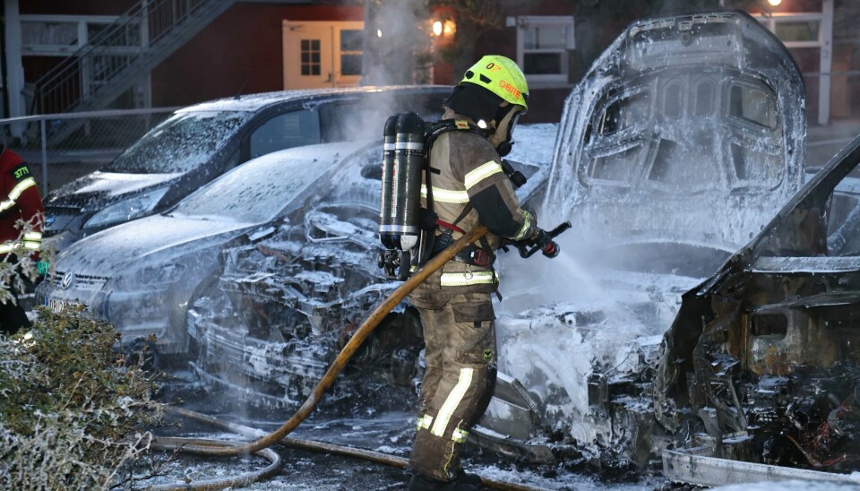 Det brant i flere biler på Holmlia i Oslo natt til fredag. Det brant i flere biler på Holmlia i Oslo natt til fredag. Foto: Geir Olsen / NTB