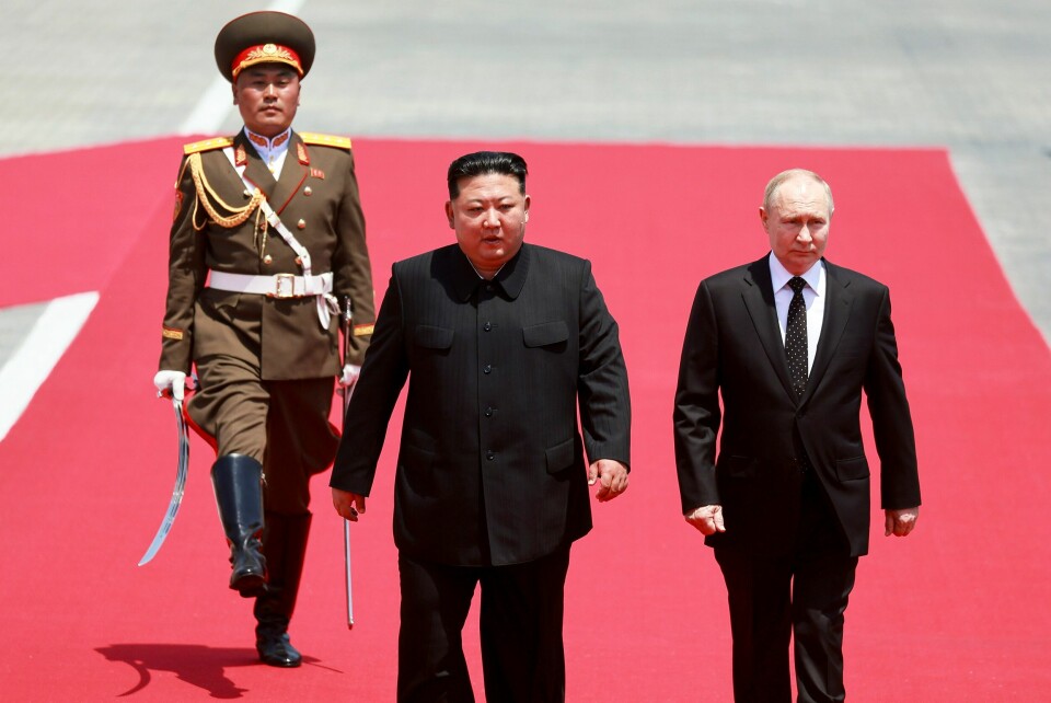 Russlands president Vladimir Putin besøkte Nord-Korea for første gang på 24 år. Her med Nord-Koreas leder Kim Jong-un. Russian President Vladimir Putin, right, and North Korea's leader Kim Jong Un attend the official welcome ceremony at the Kim Il Sung Square in Pyongyang, North Korea, Wednesday, June 19, 2024. (Vladimir Smirnov, Sputnik, Kremlin Pool Photo via AP)