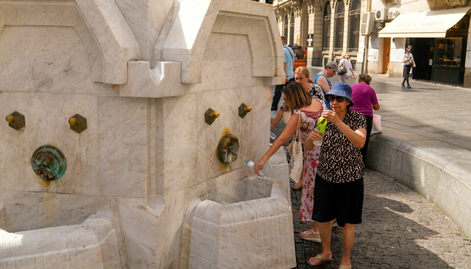 Beboere og turister fyller opp vannflaskene fra en fontene i Beograd. Flere land på Balkan er rammet av en hetebølge som førte til strømbrudd fredag. Beboere og turister fyller opp vannflaskene fra en fontene i Beograd. Flere land på Balkan er rammet av en hetebølge som førte til strømbrudd fredag. Foto: Darko Bandic / AP / NTB