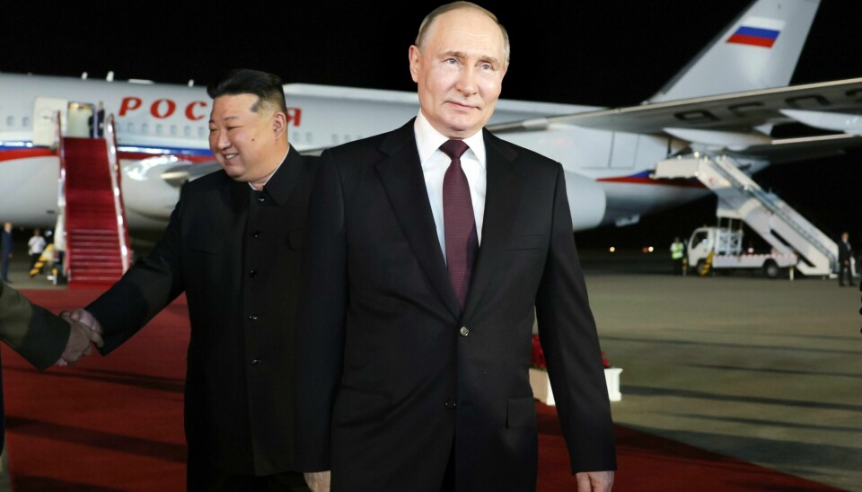 Russlands president Vladimir Putin avbildet etter ankomst Nord-Korea. Nordkoreanernes leder Kim Jong-un ses i bakgrunnen.