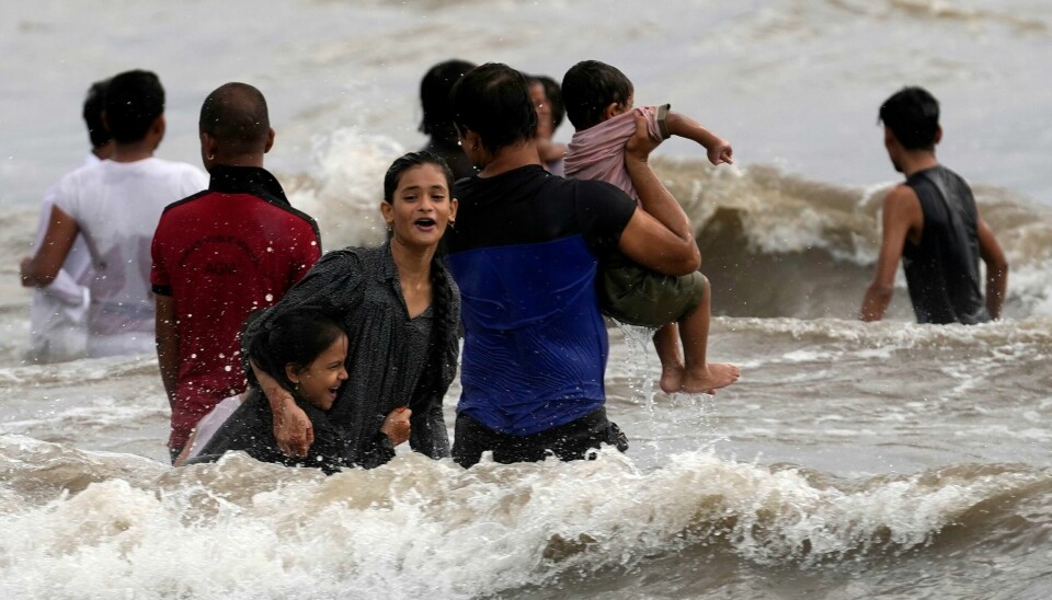 Indere avkjølere seg i Mumbai onsdag. Indere avkjølere seg i Mumbai onsdag. Foto: Rajanish Kakade / AP / NTB
