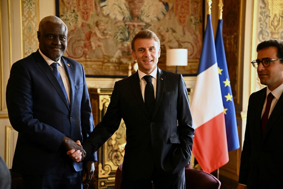 Frankrike er blant landene som skal bidra til en ordning for å produsere vaksiner i Afrika. Her møter Frankrikes president Emmanuel Macron AU-leder Moussa Faki Mahamat under et vaksinetoppmøte i Paris torsdag. Frankrike er blant landene som skal bidra til en ordning for å produsere vaksiner i Afrika. Her møter Frankrikes president Emmanuel Macron AU-leder Moussa Faki Mahamat under et vaksinetoppmøte i Paris torsdag. Foto: Dylan Martinez / AP / NTB